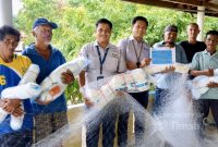 PT Timah (Persero) Tbk menyalurkan bantuan alat tangkap jaring ikan kepada Perkumpulan Masyarakat Nelayan Kelurahan Sawang di Kabupaten Karimun, Kepulauan Riau, guna mendukung peningkatan pencaharian nelayan pesisir dalam menangkap ikan biang dan ikan lome.(Foto: Istimewa)