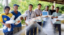 PT Timah (Persero) Tbk menyalurkan bantuan alat tangkap jaring ikan kepada Perkumpulan Masyarakat Nelayan Kelurahan Sawang di Kabupaten Karimun, Kepulauan Riau, guna mendukung peningkatan pencaharian nelayan pesisir dalam menangkap ikan biang dan ikan lome.(Foto: Istimewa)