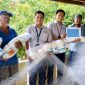 PT Timah (Persero) Tbk menyalurkan bantuan alat tangkap jaring ikan kepada Perkumpulan Masyarakat Nelayan Kelurahan Sawang di Kabupaten Karimun, Kepulauan Riau, guna mendukung peningkatan pencaharian nelayan pesisir dalam menangkap ikan biang dan ikan lome.(Foto: Istimewa)