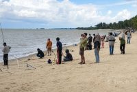 Komunitas Pemuda Sawang bersama PT Timah Tbk sukses menggelar Lomba Memancing Silaturahmi Berkah yang diikuti 280 peserta di Pantai Batu Besar, Kundur Barat, Kamis (9/7/2026).(Foto: Istimewa)