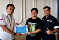 PT Timah (Persero) Tbk melalui program tanggung jawab sosial dan lingkungan (TJSL), memberikan bantuan biaya pendidikan kepada Wildan Muzamil Imam, warga Kelurahan Tanjung Batu Kota, Kecamatan Kundur, Kabupaten Karimun. Membantu pembiayaan kelanjutan studi ke jenjang perguruan tinggi guna mendorong peningkatan kualitas Sumber Daya Manusia (SDM) di wilayah operasional.(Foto: Istimewa)