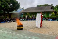 PT Timah (Persero) Tbk menggelar kegiatan edukasi keselamatan kebakaran dan pelatihan tanggap darurat bagi para santri di Pondok Pesantren Darul Furqan, Desa Sawang Laut, Kecamatan Kundur Barat, Kabupaten Karimun, Kepulauan Riau. Kegiatan ini bertujuan untuk meningkatkan kesadaran keselamatan di kalangan generasi muda serta mendukung dunia pendidikan.(Foto: Istimewa)