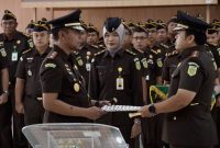 Andhy Hermawan Bolifaar sah menjabat sebagai Kajari Karimun baru usai dilantik oleh Kajati Kepri Transiswara Adhi di Tanjungpinang, sementara Denny Wicaksono dipercaya mengemban tugas baru sebagai Kajari Tabalong, Provinsi Kalimantan Selatan.(Foto: Istimewa)