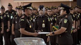 Andhy Hermawan Bolifaar sah menjabat sebagai Kajari Karimun baru usai dilantik oleh Kajati Kepri Transiswara Adhi di Tanjungpinang, sementara Denny Wicaksono dipercaya mengemban tugas baru sebagai Kajari Tabalong, Provinsi Kalimantan Selatan.(Foto: Istimewa)
