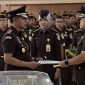 Andhy Hermawan Bolifaar sah menjabat sebagai Kajari Karimun baru usai dilantik oleh Kajati Kepri Transiswara Adhi di Tanjungpinang, sementara Denny Wicaksono dipercaya mengemban tugas baru sebagai Kajari Tabalong, Provinsi Kalimantan Selatan.(Foto: Istimewa)