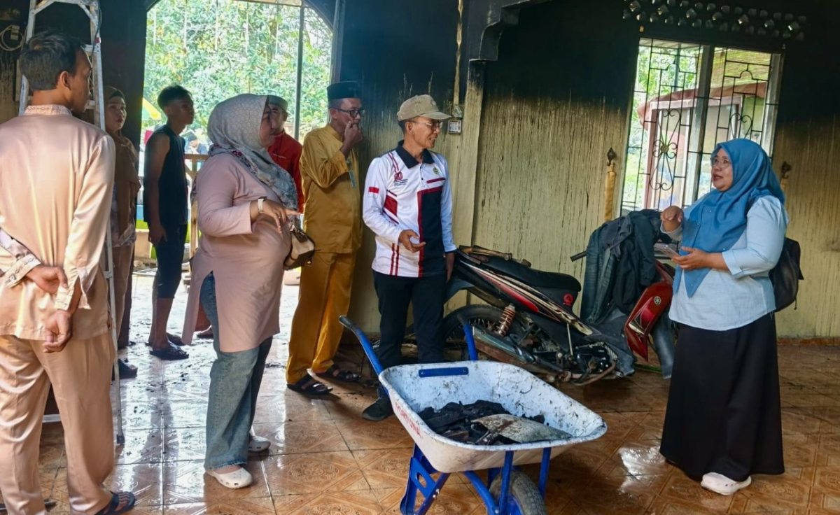 Merespons musibah kebakaran di Kelurahan Darussalam dan Parit Benut, Anggota DPRD Karimun Febri Hendrita Eka Putri bersama Dinsos dan Tagana hadir langsung memberikan bantuan tanggap darurat pada Jumat (14/8/2026).(Foto: Izar)