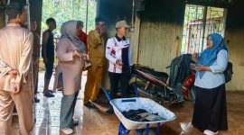 Merespons musibah kebakaran di Kelurahan Darussalam dan Parit Benut, Anggota DPRD Karimun Febri Hendrita Eka Putri bersama Dinsos dan Tagana hadir langsung memberikan bantuan tanggap darurat pada Jumat (14/8/2026).(Foto: Izar)