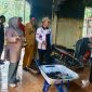 Merespons musibah kebakaran di Kelurahan Darussalam dan Parit Benut, Anggota DPRD Karimun Febri Hendrita Eka Putri bersama Dinsos dan Tagana hadir langsung memberikan bantuan tanggap darurat pada Jumat (14/8/2026).(Foto: Izar)