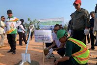 Lewat aksi nyata penanaman 600 pohon, PT Pelindo dan Pemkab Karimun memperkuat komitmen bersama dalam menjaga kualitas lingkungan dan mempercantik ruang publik.(Foto: Juni)