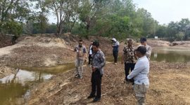Fenomena El Nino memicu kekeringan parah dan cuaca panas terik di Kabupaten Karimun, Kepulauan Riau, hingga membuat air di sejumlah waduk menyusut drastis, terutama Waduk Tempan di Pulau Kundur yang kini kian mengering.(Foto: Juni)