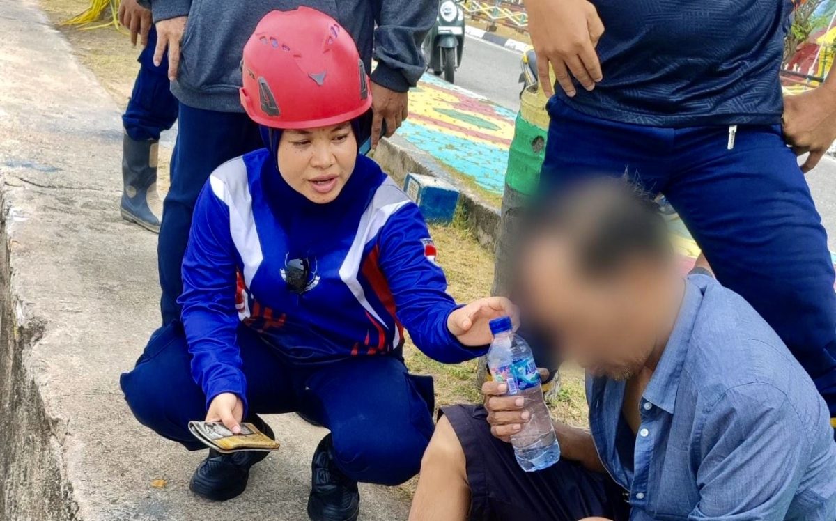 Seorang pria paruh baya bernama Aman, warga Pelipit, Kelurahan Kapling, Kabupaten Karimun, nekat menceburkan diri ke laut hingga tenggelam, di kawasan Coastal Area, Tanjungbalai Karimun, Selasa (18/8/2026) pukul 13.00 WIB.(Foto: Juni)
