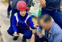 Seorang pria paruh baya bernama Aman, warga Pelipit, Kelurahan Kapling, Kabupaten Karimun, nekat menceburkan diri ke laut hingga tenggelam, di kawasan Coastal Area, Tanjungbalai Karimun, Selasa (18/8/2026) pukul 13.00 WIB.(Foto: Juni)