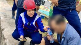 Seorang pria paruh baya bernama Aman, warga Pelipit, Kelurahan Kapling, Kabupaten Karimun, nekat menceburkan diri ke laut hingga tenggelam, di kawasan Coastal Area, Tanjungbalai Karimun, Selasa (18/8/2026) pukul 13.00 WIB.(Foto: Juni)
