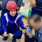 Seorang pria paruh baya bernama Aman, warga Pelipit, Kelurahan Kapling, Kabupaten Karimun, nekat menceburkan diri ke laut hingga tenggelam, di kawasan Coastal Area, Tanjungbalai Karimun, Selasa (18/8/2026) pukul 13.00 WIB.(Foto: Juni)
