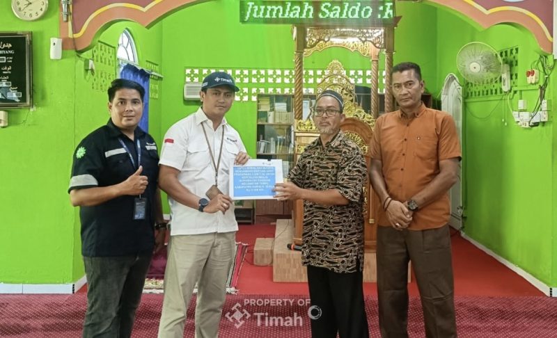 PT Timah (Persero) Tbk menyalurkan bantuan fasilitas ibadah berupa pengadaan pendingin ruangan (air conditioner/AC) untuk Masjid Nur Hidayah di Kampung Ranggam, Kelurahan Tebing, Kabupaten Karimun. Bantuan ini bertujuan untuk meningkatkan kenyamanan jamaah dalam menjalankan aktivitas keagamaan dan ibadah sehari-hari.(Foto: Istimewa)