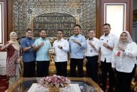 Pemerintah Kabupaten Karimun bergerak cepat memperjuangkan nasib dan kepastian hukum ribuan warganya yang mengadu nasib di Johor Bahru, Malaysia. Langkah krusial ini dimatangkan lewat pertemuan strategis antara Bupati Karimun, Iskandarsyah, bersama Konsulat Jenderal Republik Indonesia (KJRI) Johor Bahru dan Construction Industry Development Board (CIDB) Malaysia di Rumah Dinas Bupati pada Rabu (19/8/2026).
Melalui diplomasi ini, Pemkab Karimun mendesak pemberlakuan skema Special Border Treatment (SBT), sebuah perlakuan khusus lintas batas yang dirancang untuk mempermudah mobilitas, memberikan perlindungan hukum, serta menjamin keselamatan tenaga kerja lokal di kawasan perbatasan.(Foto: Juni)
