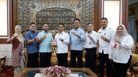 Pemerintah Kabupaten Karimun bergerak cepat memperjuangkan nasib dan kepastian hukum ribuan warganya yang mengadu nasib di Johor Bahru, Malaysia. Langkah krusial ini dimatangkan lewat pertemuan strategis antara Bupati Karimun, Iskandarsyah, bersama Konsulat Jenderal Republik Indonesia (KJRI) Johor Bahru dan Construction Industry Development Board (CIDB) Malaysia di Rumah Dinas Bupati pada Rabu (19/8/2026).
Melalui diplomasi ini, Pemkab Karimun mendesak pemberlakuan skema Special Border Treatment (SBT), sebuah perlakuan khusus lintas batas yang dirancang untuk mempermudah mobilitas, memberikan perlindungan hukum, serta menjamin keselamatan tenaga kerja lokal di kawasan perbatasan.(Foto: Juni)
