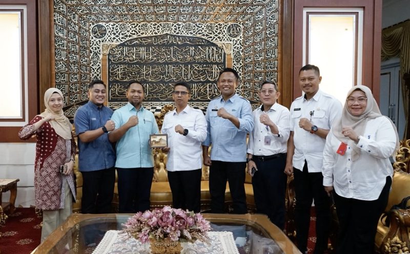 Pemerintah Kabupaten Karimun bergerak cepat memperjuangkan nasib dan kepastian hukum ribuan warganya yang mengadu nasib di Johor Bahru, Malaysia. Langkah krusial ini dimatangkan lewat pertemuan strategis antara Bupati Karimun, Iskandarsyah, bersama Konsulat Jenderal Republik Indonesia (KJRI) Johor Bahru dan Construction Industry Development Board (CIDB) Malaysia di Rumah Dinas Bupati pada Rabu (19/8/2026).
Melalui diplomasi ini, Pemkab Karimun mendesak pemberlakuan skema Special Border Treatment (SBT), sebuah perlakuan khusus lintas batas yang dirancang untuk mempermudah mobilitas, memberikan perlindungan hukum, serta menjamin keselamatan tenaga kerja lokal di kawasan perbatasan.(Foto: Juni)
