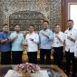 Pemerintah Kabupaten Karimun bergerak cepat memperjuangkan nasib dan kepastian hukum ribuan warganya yang mengadu nasib di Johor Bahru, Malaysia. Langkah krusial ini dimatangkan lewat pertemuan strategis antara Bupati Karimun, Iskandarsyah, bersama Konsulat Jenderal Republik Indonesia (KJRI) Johor Bahru dan Construction Industry Development Board (CIDB) Malaysia di Rumah Dinas Bupati pada Rabu (19/8/2026).
Melalui diplomasi ini, Pemkab Karimun mendesak pemberlakuan skema Special Border Treatment (SBT), sebuah perlakuan khusus lintas batas yang dirancang untuk mempermudah mobilitas, memberikan perlindungan hukum, serta menjamin keselamatan tenaga kerja lokal di kawasan perbatasan.(Foto: Juni)
