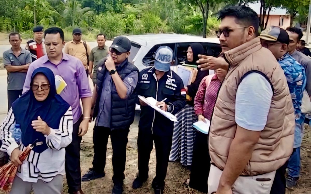 Setelah sempat terpuruk akibat kekalahan di tingkat pertama, masyarakat Jalan Poros, Karimun, Kepulauan Riau, akhirnya bernapas lega usai Mahkamah Agung (MA) menolak kasasi PT Karimun Sejahtera Propertindo (KSP), memastikan lahan seluas 44 hektar resmi kembali ke tangan warga.(Foto: Juni)