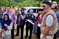 Setelah sempat terpuruk akibat kekalahan di tingkat pertama, masyarakat Jalan Poros, Karimun, Kepulauan Riau, akhirnya bernapas lega usai Mahkamah Agung (MA) menolak kasasi PT Karimun Sejahtera Propertindo (KSP), memastikan lahan seluas 44 hektar resmi kembali ke tangan warga.(Foto: Juni)