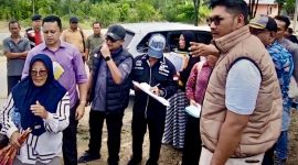 Setelah sempat terpuruk akibat kekalahan di tingkat pertama, masyarakat Jalan Poros, Karimun, Kepulauan Riau, akhirnya bernapas lega usai Mahkamah Agung (MA) menolak kasasi PT Karimun Sejahtera Propertindo (KSP), memastikan lahan seluas 44 hektar resmi kembali ke tangan warga.(Foto: Juni)