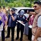 Setelah sempat terpuruk akibat kekalahan di tingkat pertama, masyarakat Jalan Poros, Karimun, Kepulauan Riau, akhirnya bernapas lega usai Mahkamah Agung (MA) menolak kasasi PT Karimun Sejahtera Propertindo (KSP), memastikan lahan seluas 44 hektar resmi kembali ke tangan warga.(Foto: Juni)