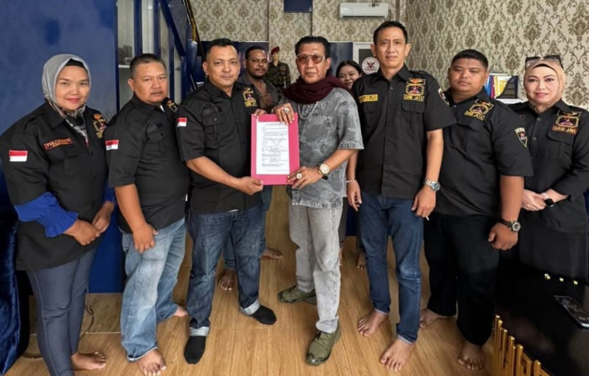 Ketua DPD GRIB Jaya Kepulauan Riau, Junaidi (Eddy), resmi menyerahkan Surat Keputusan kepengurusan DPC GRIB Jaya Kabupaten Karimun kepada Dian Bangun Sari, S.H. di Kantor DPD Kepri pada Jumat (21/8/2026).(Foto: Istimewa)