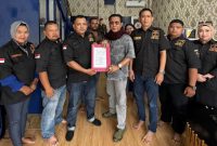 Ketua DPD GRIB Jaya Kepulauan Riau, Junaidi (Eddy), resmi menyerahkan Surat Keputusan kepengurusan DPC GRIB Jaya Kabupaten Karimun kepada Dian Bangun Sari, S.H. di Kantor DPD Kepri pada Jumat (21/8/2026).(Foto: Istimewa)