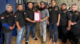 Ketua DPD GRIB Jaya Kepulauan Riau, Junaidi (Eddy), resmi menyerahkan Surat Keputusan kepengurusan DPC GRIB Jaya Kabupaten Karimun kepada Dian Bangun Sari, S.H. di Kantor DPD Kepri pada Jumat (21/8/2026).(Foto: Istimewa)