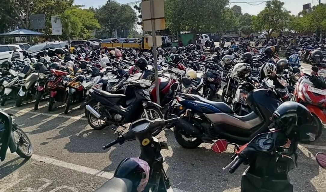 BUMD PT Pelabuhan Karimun (Perseroda) menerapkan sistem karcis pass masuk manual mulai 1 September 2026 berdasarkan penugasan Bupati Karimun. Kebijakan ini bersifat sementara sembari menunggu penyelesaian sengketa hukum terkait penggunaan gate otomatis milik pengelola lama.(Foto: Juni)