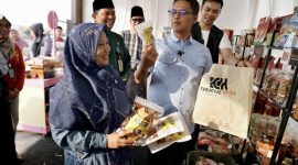 Gelaran Taja Tari 2026 yang berlangsung pada tanggal 27 hingga 29 Agustus 2026 di Coastal Area Tanjungbalai Karimun, sukses menyulap panggung seni Melayu menjadi penggerak ekonomi warga. Tak sekadar menyuguhkan atraksi budaya nan memukau, festival ini berhasil menyedot ribuan pengunjung dari berbagai daerah sekaligus menggerakkan roda ekonomi kerakyatan melalui peningkatan pendapatan para pelaku UMKM lokal di Bumi Berazam.(Foto: Juni)