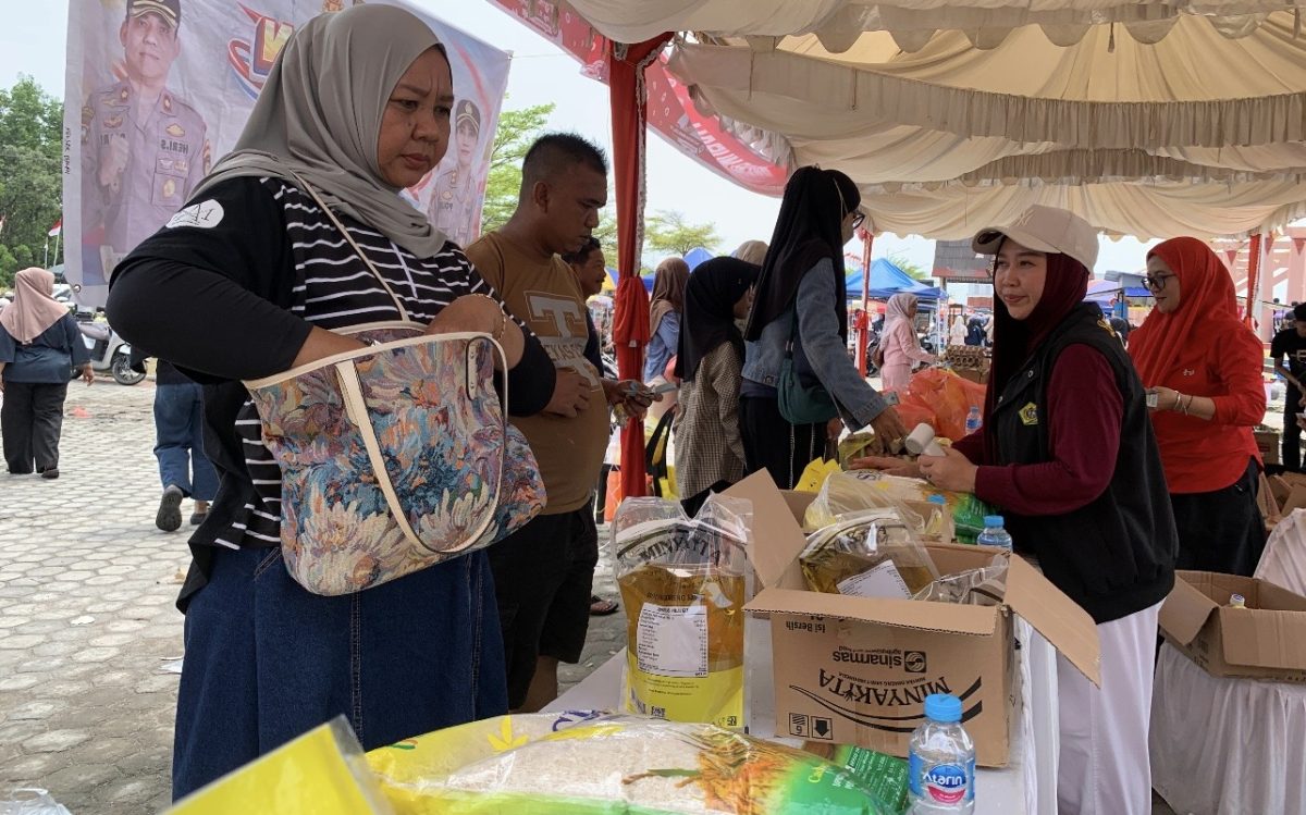 Pasar murah di Coastal Area diserbu warga pada Minggu (30/8/2026). Program kolaborasi Pemkab Karimun dan TJSP bertajuk “Kebutuhan Berkualitas, Harga Terjangkau untuk Masyarakat Karimun” ini sukses membantu warga mengamankan pasokan pangan murah di bawah harga pasar.(Foto: Izar)