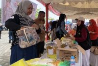 Pasar murah di Coastal Area diserbu warga pada Minggu (30/8/2026). Program kolaborasi Pemkab Karimun dan TJSP bertajuk “Kebutuhan Berkualitas, Harga Terjangkau untuk Masyarakat Karimun” ini sukses membantu warga mengamankan pasokan pangan murah di bawah harga pasar.(Foto: Izar)