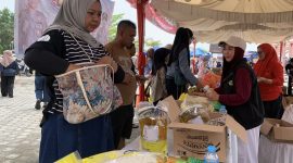 Pasar murah di Coastal Area diserbu warga pada Minggu (30/8/2026). Program kolaborasi Pemkab Karimun dan TJSP bertajuk “Kebutuhan Berkualitas, Harga Terjangkau untuk Masyarakat Karimun” ini sukses membantu warga mengamankan pasokan pangan murah di bawah harga pasar.(Foto: Izar)