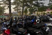 Terhitung mulai 1 September 2026, pengelolaan fasilitas parkir di kawasan Pelabuhan Taman Bunga, Kabupaten Karimun, resmi ditangani oleh PT Pelabuhan Karimun (Perseroda). Langkah strategis ini berlandaskan Surat Penugasan Bupati Karimun Nomor 299 Tahun 2026 guna menghadirkan pelayanan parkir yang lebih tertib, aman, dan profesional bagi seluruh pengguna jasa pelabuhan.(Foto: Izar)