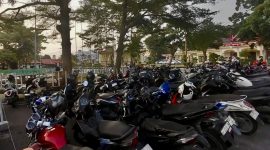 Terhitung mulai 1 September 2026, pengelolaan fasilitas parkir di kawasan Pelabuhan Taman Bunga, Kabupaten Karimun, resmi ditangani oleh PT Pelabuhan Karimun (Perseroda). Langkah strategis ini berlandaskan Surat Penugasan Bupati Karimun Nomor 299 Tahun 2026 guna menghadirkan pelayanan parkir yang lebih tertib, aman, dan profesional bagi seluruh pengguna jasa pelabuhan.(Foto: Izar)