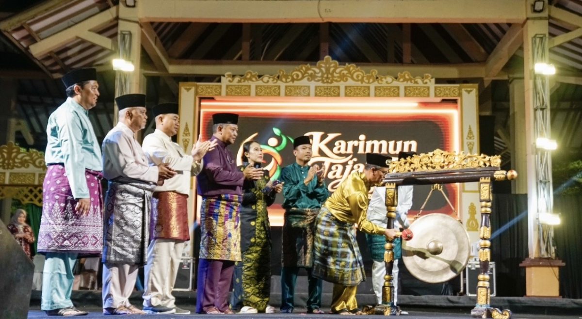 Ribuan pasang mata memadati Panggung Putri Kemuning, Coastal Area Karimun, saat malam puncak Karimun Taja Tari 2026 diselenggarakan pada Sabtu (29/8/2026). Perhelatan budaya ini menghadirkan panggung seni lintas negara yang mempertemukan para seniman berbakat dari berbagai wilayah Nusantara, Malaysia, dan Singapura dalam satu panggung megah.(Foto: Izar)