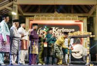 Ribuan pasang mata memadati Panggung Putri Kemuning, Coastal Area Karimun, saat malam puncak Karimun Taja Tari 2026 diselenggarakan pada Sabtu (29/8/2026). Perhelatan budaya ini menghadirkan panggung seni lintas negara yang mempertemukan para seniman berbakat dari berbagai wilayah Nusantara, Malaysia, dan Singapura dalam satu panggung megah.(Foto: Izar)
