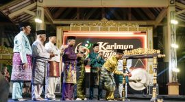 Ribuan pasang mata memadati Panggung Putri Kemuning, Coastal Area Karimun, saat malam puncak Karimun Taja Tari 2026 diselenggarakan pada Sabtu (29/8/2026). Perhelatan budaya ini menghadirkan panggung seni lintas negara yang mempertemukan para seniman berbakat dari berbagai wilayah Nusantara, Malaysia, dan Singapura dalam satu panggung megah.(Foto: Izar)