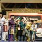 Ribuan pasang mata memadati Panggung Putri Kemuning, Coastal Area Karimun, saat malam puncak Karimun Taja Tari 2026 diselenggarakan pada Sabtu (29/8/2026). Perhelatan budaya ini menghadirkan panggung seni lintas negara yang mempertemukan para seniman berbakat dari berbagai wilayah Nusantara, Malaysia, dan Singapura dalam satu panggung megah.(Foto: Izar)