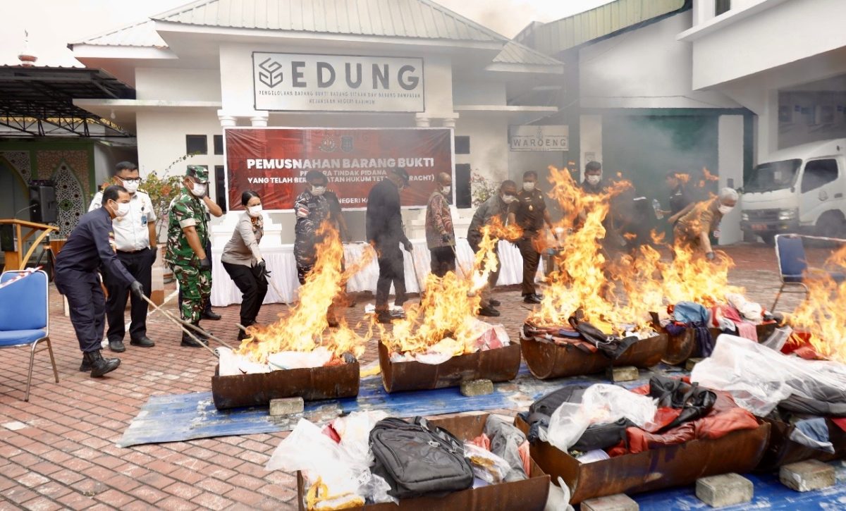 Kejaksaan Negeri (Kejari) Karimun resmi memusnahkan barang bukti dari 100 perkara pidana yang telah berkekuatan hukum tetap (inkrah) di halaman kantor, Selasa (1/9/2026). Langkah penutup dari rangkaian proses hukum ini dilakukan guna memastikan seluruh barang bukti tindak pidana tuntas ditangani dan tidak lagi beredar di masyarakat.(Foto: Izar)

