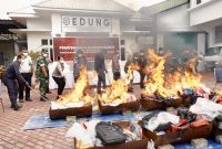 Kejaksaan Negeri (Kejari) Karimun resmi memusnahkan barang bukti dari 100 perkara pidana yang telah berkekuatan hukum tetap (inkrah) di halaman kantor, Selasa (1/9/2026). Langkah penutup dari rangkaian proses hukum ini dilakukan guna memastikan seluruh barang bukti tindak pidana tuntas ditangani dan tidak lagi beredar di masyarakat.(Foto: Izar)

