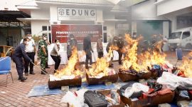 Kejaksaan Negeri (Kejari) Karimun resmi memusnahkan barang bukti dari 100 perkara pidana yang telah berkekuatan hukum tetap (inkrah) di halaman kantor, Selasa (1/9/2026). Langkah penutup dari rangkaian proses hukum ini dilakukan guna memastikan seluruh barang bukti tindak pidana tuntas ditangani dan tidak lagi beredar di masyarakat.(Foto: Izar)

