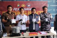 Polres Karimun musnahkan 321,83 gram sabu dan 11,89 gram ganja di Mapolres Karimun pada Selasa (1/9/2026). Langkah tegas Satresnarkoba ini menjadi bukti nyata kepolisian dalam memberantas peredaran gelap narkotika di wilayah hukum Karimun.(Foto: Izar)