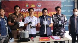 Polres Karimun musnahkan 321,83 gram sabu dan 11,89 gram ganja di Mapolres Karimun pada Selasa (1/9/2026). Langkah tegas Satresnarkoba ini menjadi bukti nyata kepolisian dalam memberantas peredaran gelap narkotika di wilayah hukum Karimun.(Foto: Izar)