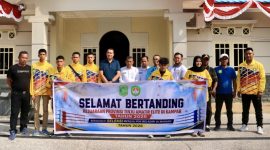 Wakil Bupati Kepulauan Meranti, Muzamil Baharudin, resmi melepas kontingen tinju daerah untuk berlaga pada Kejuaraan Provinsi (Kejurprov) Tinju Amatir Elite 2026 di Kabupaten Kampar pada Rabu (2/9/2026) sore. Pelepasan yang berlangsung di halaman rumah dinas Wakil Bupati ini menjadi bentuk dukungan penuh Pemerintah Kabupaten Kepulauan Meranti terhadap para atlet yang akan bertanding.(Foto: Paan)