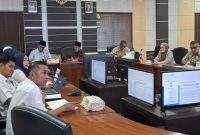 DPRD Kabupaten Karimun menggelar Rapat Dengar Pendapat bersama PT Pelabuhan Karimun (Perseroda), Rabu (2/9/2026). Menindaklanjuti keluhan masyarakat terkait tarif pass masuk di kawasan Taman Bunga, Pelabuhan Karimun. Pertemuan ini membuahkan hasil berupa evaluasi aturan, sehingga kendaraan yang hanya menurunkan penumpang (drop off) tidak lagi dikenakan tarif yang sama dengan kendaraan yang parkir.(Foto: Izar)
