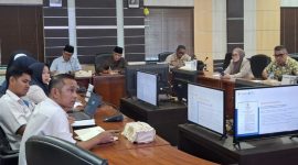 DPRD Kabupaten Karimun menggelar Rapat Dengar Pendapat bersama PT Pelabuhan Karimun (Perseroda), Rabu (2/9/2026). Menindaklanjuti keluhan masyarakat terkait tarif pass masuk di kawasan Taman Bunga, Pelabuhan Karimun. Pertemuan ini membuahkan hasil berupa evaluasi aturan, sehingga kendaraan yang hanya menurunkan penumpang (drop off) tidak lagi dikenakan tarif yang sama dengan kendaraan yang parkir.(Foto: Izar)
