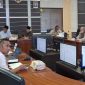 DPRD Kabupaten Karimun menggelar Rapat Dengar Pendapat bersama PT Pelabuhan Karimun (Perseroda), Rabu (2/9/2026). Menindaklanjuti keluhan masyarakat terkait tarif pass masuk di kawasan Taman Bunga, Pelabuhan Karimun. Pertemuan ini membuahkan hasil berupa evaluasi aturan, sehingga kendaraan yang hanya menurunkan penumpang (drop off) tidak lagi dikenakan tarif yang sama dengan kendaraan yang parkir.(Foto: Izar)
